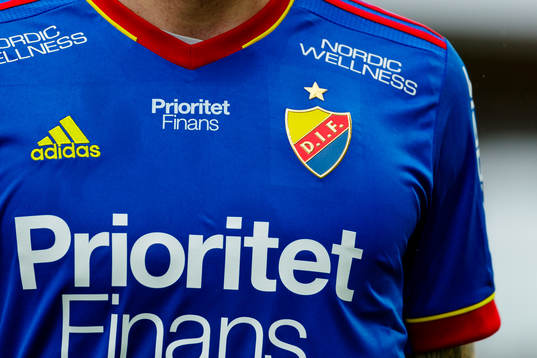 Djurgårdens matchtröja med klubbemblemet