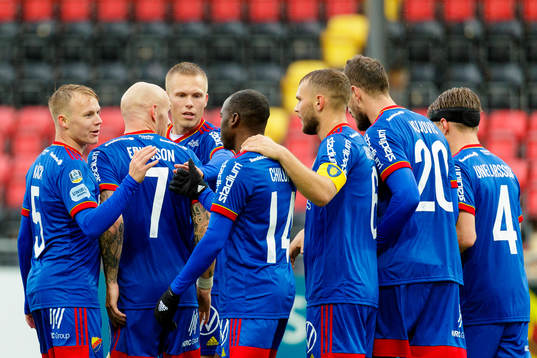 Djurgårdens Magnus Eriksson jublar med lagkamrater