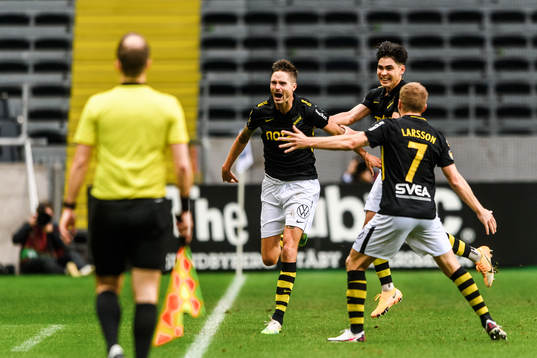 s Mikael Lustig jublar