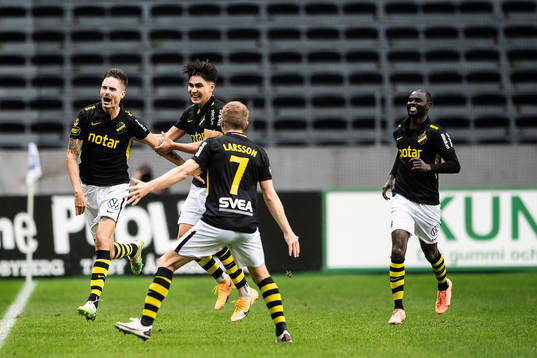 s Mikael Lustig jublar med Eric Kahl