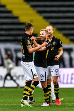 s Mikael Lustig , Sebastian Larsson och Per Karlsson jublar