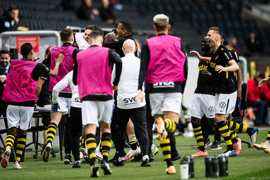 s Mikael Lustig (i mitten) jublar med lagkamrater