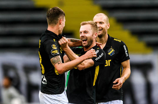 s Mikael Lustig , Sebastian Larsson och Per Karlsson jublar
