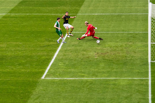 s Nabil Bahoui gör 1-0 bakom Hammarbys Jeppe Andersen och