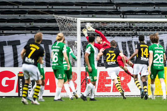 s Mikael Lustig (ej i bild) gör 3-0 bakom Hammarbys