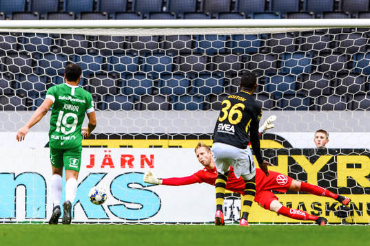 Hammarbys målvakt David Ousted räddar skott