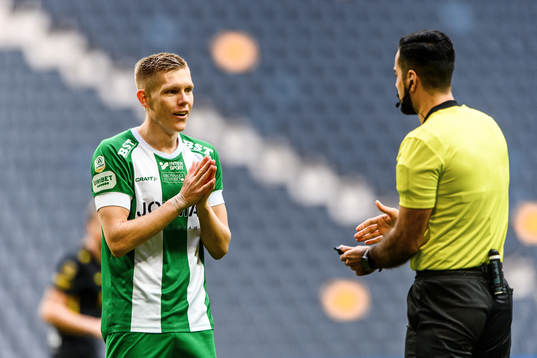 Hammarbys Aron Johansson och domare Mohammed Al-Hakim