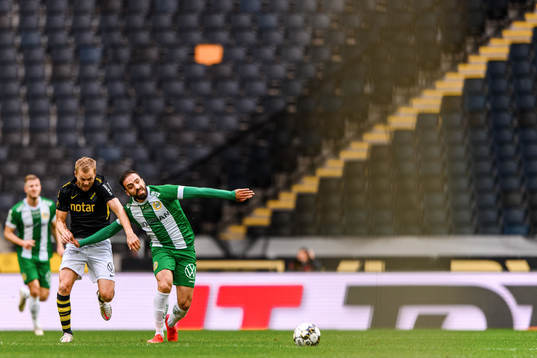 s Sebastian Larsson och Hammarbys Abdul Khalili
