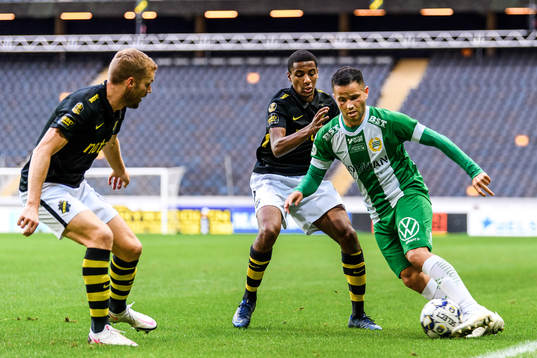 s Sebastian Larsson och Paulos Abraham försvara mot