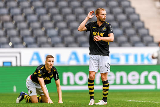 s Karol Mets och Sebastian Larsson deppar