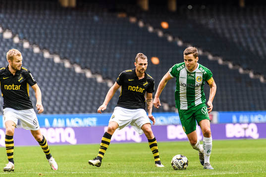 s Sebastian Larsson och Filip Rogic försvarar mot