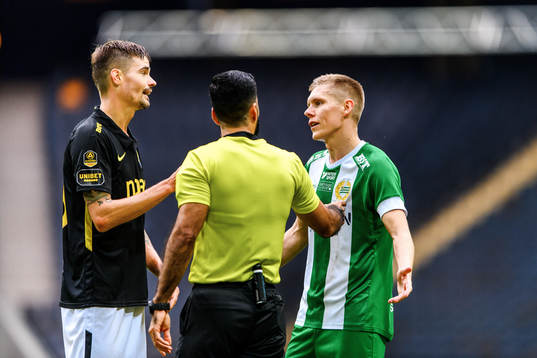 s Mikael Lustig och Aron Johansson i samtal med domare
