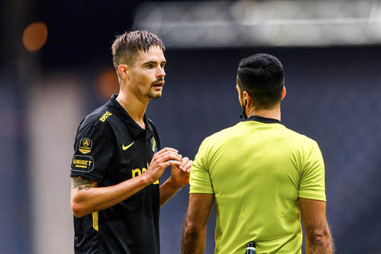 s Mikael Lustig i samtal med domare Mohammed Al-Hakim
