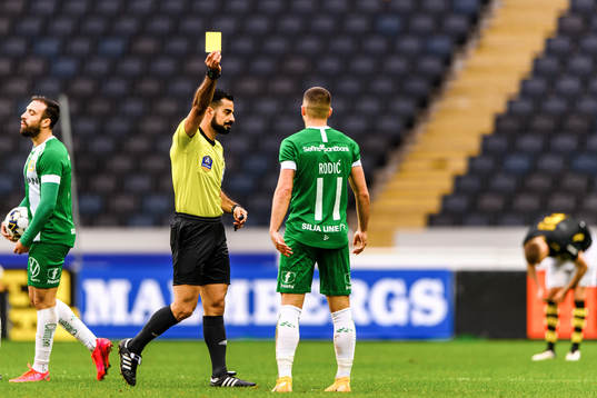Hammarbys Vladimir Rodic får en varning av domare Mohammed
