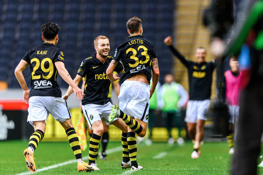 s Eric Kahl , Sebastian Larsson och Mikael Lustig jublar