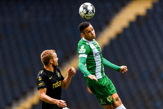 s Sebastian Larsson och Hammarbys Mohanad Jeahze