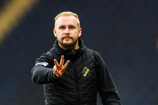 s assisterande tränare Patric Jildefalk jublar