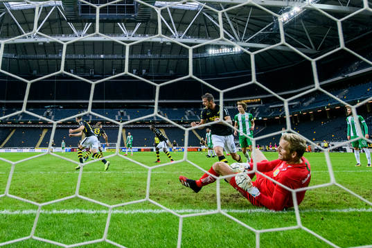 s Mikael Lustig och Filip Rogic jublar