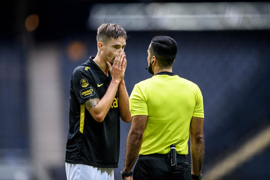 s Mikael Lustig i samtal med domare Mohammed Al-Hakim