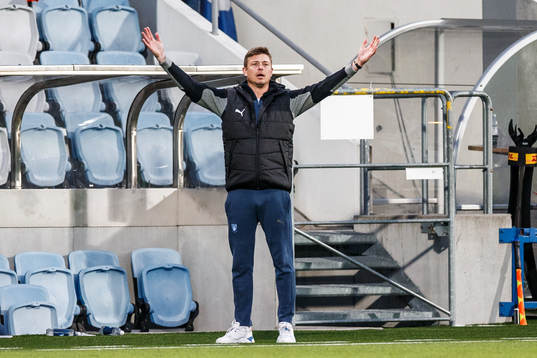 Malmö FFs tränare Jon Dahl Tomasson reagerar