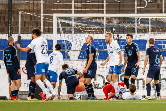 Malmö FFs Franz Brorsson och Anel Ahmedhodzic deppar