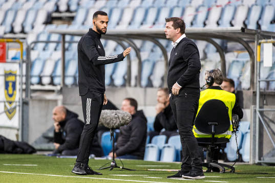 Fjärdedomare Farouk Nehdi i samtal med IFK Norrköpings