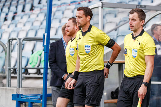 Domare Andreas Ekberg, assisterande domare Mehmet Culum och