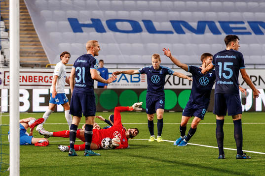 Malmö FFs målvakt Marko Johansson har ont