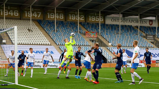 Räddning av IFK Norrköpings målvakt Isak Pettersson