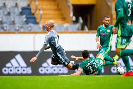 Brages André Kamp tacklas av Dalkurds Irfan Jasarevic