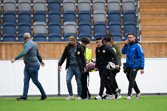 Brages Lukas Hiltunen bärs ut på bår