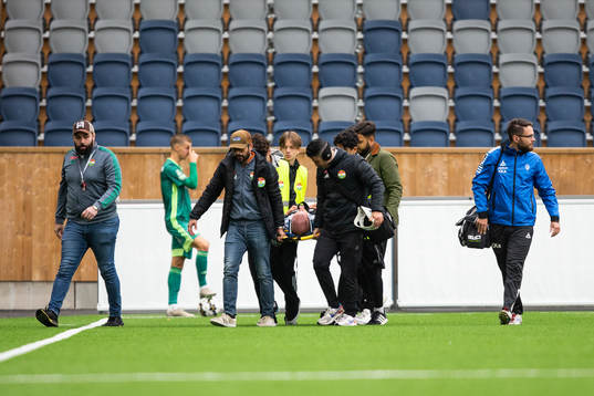 Brages Lukas Hiltunen bärs ut på bår