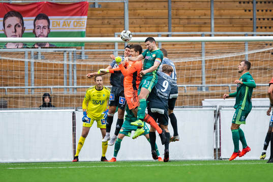 Dalkurds målvakt Filip Anger luftduell med Brages Bjarni