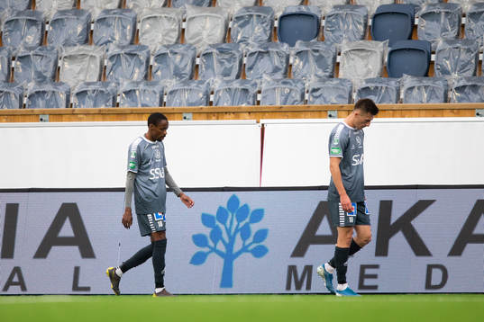 Brages Bantu Mzwakali och Leonard Pllana deppar