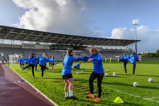 Agla Maria Albertsdottir and Glodis Perla Viggosdottir