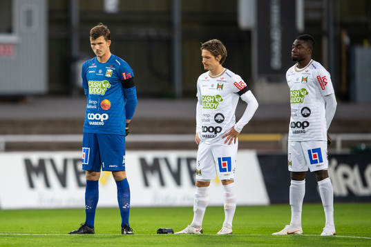 Varbergs spelare deltar i en tyst minut för att hedra
