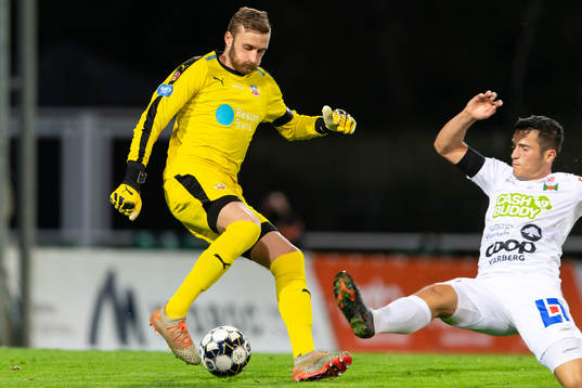 Helsingborgs målvakt Alexander Nilsson och Varbergs Astrit