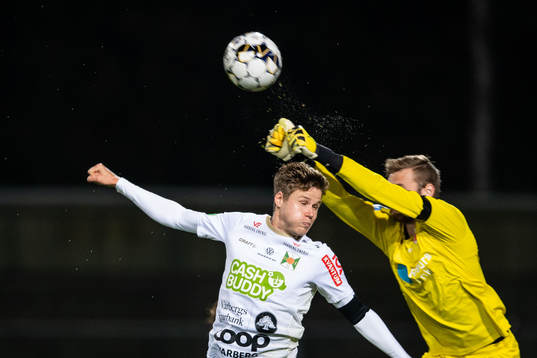 Varbergs Gustav Norlin och Helsingborgs målvakt Alexander