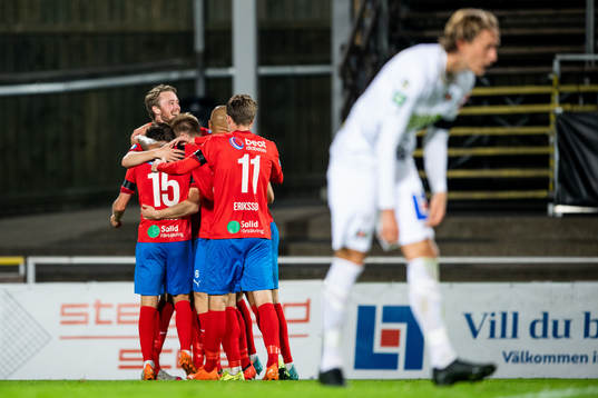 Helsingborgs Rasmus Jönsson jublar med lagkamrater