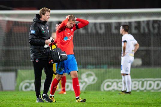 Helsingborgs Jakob Voelkerling Persson lämnar planen skadad