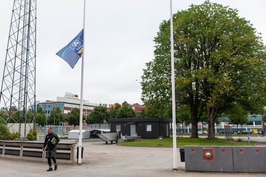 Den allsvenska flaggan på halv stång utanför Borås