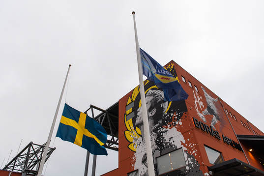 Den svenska och allsvenska flaggan på halv stång utanför