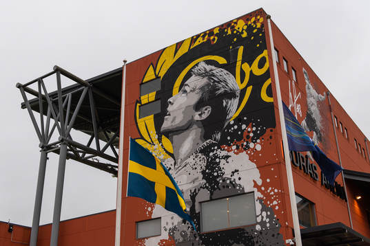 Den svenska och allsvenska flaggan på halv stång utanför