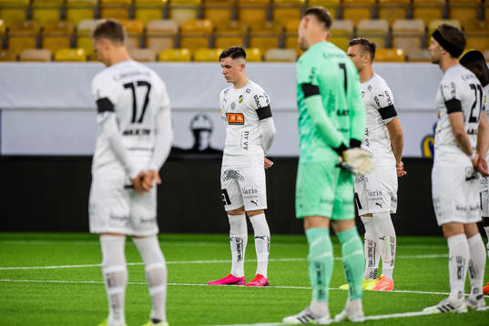 Häckens Patrik Wålemark deltar i en tyst minut för att