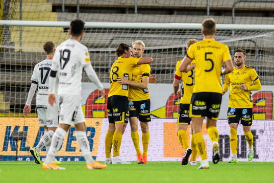Elfsborgs Johan Larsson (h) jublar med Simon Olsson