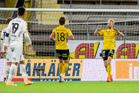 Elfsborgs Johan Larsson jublar