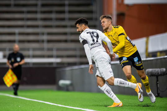 Häckens Daleho Irandust i en duell med Elfsborgs Leo