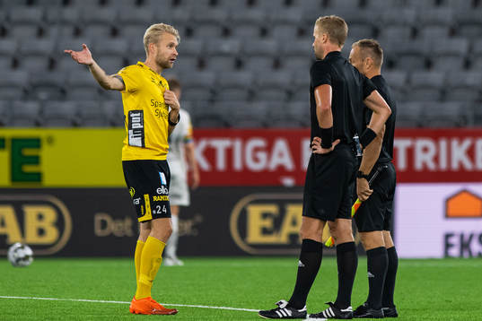Elfsborgs Johan Larsson diskuterar med domare Glenn Nyberg