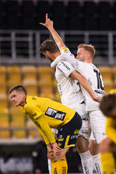 Häckens Johan Hammar jublar med Jasse Tuominen