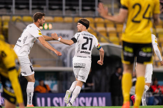 Häckens gjorde 1-1 och jublar med Rasmus Lindgren